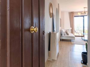 PRIME LOCATION! Few minutes walk to the Beach, Sports Club, Restaurants, Supermarkets and more!