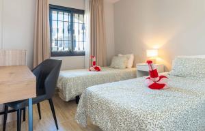 PRIME LOCATION! Few minutes walk to the Beach, Sports Club, Restaurants, Supermarkets and more!