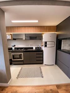 Apto 2 suítes com ar cond, box duplo perto de tudo