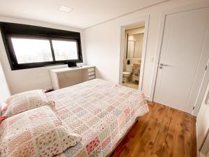 Apto 2 suítes com ar cond, box duplo perto de tudo