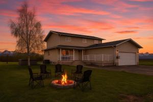 Hot-tub, Games Room, Walk-in Sauna, 7 BM, 15 mins to Waterton