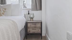 Queensway 4 Beds Home for 10 Guests