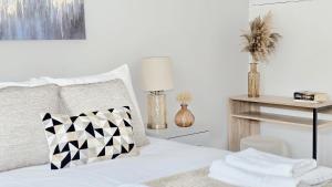 Queensway 4 Beds Home for 10 Guests