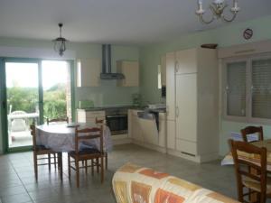 Corps de ferme restauré avec terrasse, 2 chambres, grande douche italienne et terrain de pétanque - FR-1-410-344