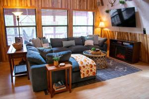 Covered Hot Tub Getaway Sleeps 9