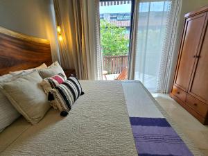 1BR - Sea View Rooftop pools steps to Beach & Jaguar Park