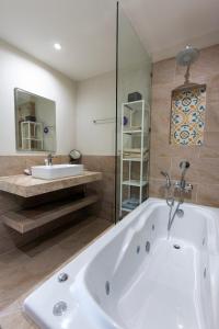 C242 Panoramic Sea View 2BR Infinity Pool & Gym