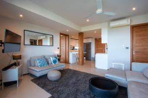 C242 Panoramic Sea View 2BR Infinity Pool & Gym