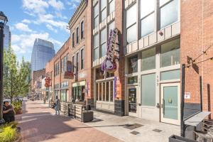 The Saddlery - Headliner - Walk to Broadway