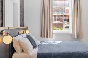 Portsea Place - Chic queen studio and parking