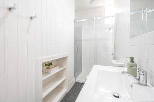 Portsea Place - Chic queen studio and parking