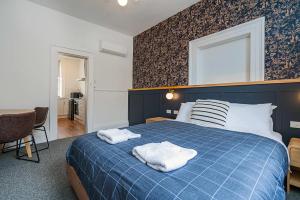 Portsea Place - Chic queen studio and parking