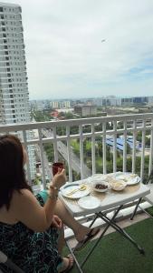 Spectacular Manila View 1 Bedroom Condo Prime Location near PICC, MOA,DFA,World Trade Center