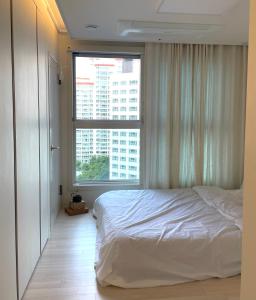 Modern, Natural Studio near Sindorim Station, New Building