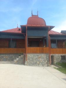 CĂSUȚA BUNICII CU PRISPĂ