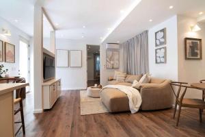 Modern 2BR Oasis with BBQ Sauna & Private Yard