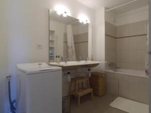 Appartement T3 pour 6 pers, balcon, parking, Le Lavandou - FR-1-803-96