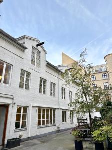 Peaceful Courtyard - Royal Palace & Marble Church