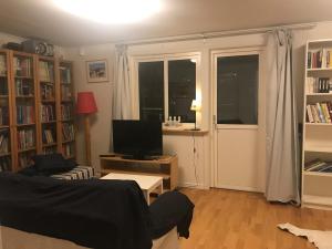 Lägenhet 2 sovrum med vardagsrum och kök i villa med gemensam ingång