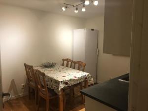 Lägenhet 2 sovrum med vardagsrum och kök i villa med gemensam ingång