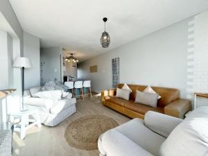 Coastal Hospitality - De Valle 24