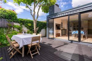 Stunning 2-bedroom house in leafy Claremont