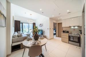 Airstay - Chic 1BR Near Burj Khalifa & Dubai Mall - Monthly Offer Available