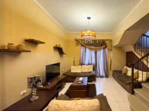 98. Charming 2BR Townhouse