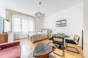 Budapest Parliament Retreat - with AC and balcony