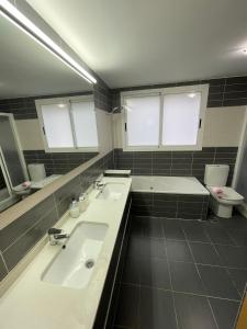 3 Bed Chalet-Pool-Pets-Hot Tub-Parking-Garden