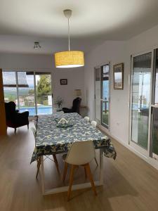 3 Bed Chalet-Pool-Pets-Hot Tub-Parking-Garden