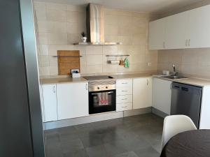 3 Bed Chalet-Pool-Pets-Hot Tub-Parking-Garden