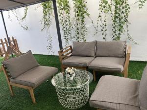 3 Bed Chalet-Pool-Pets-Hot Tub-Parking-Garden