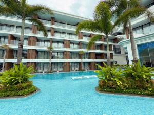 The Sunshine Beach Family Suite with Pool