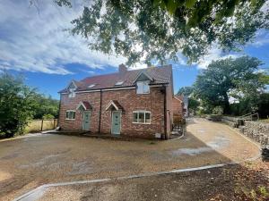 Iris Cottage 4BR Coastal Retreat