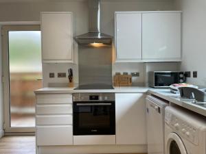 Iris Cottage 4BR Coastal Retreat