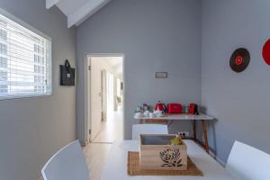 Spacious Barn style cottage in heart of Constantia