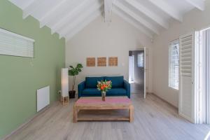 Spacious Barn style cottage in heart of Constantia