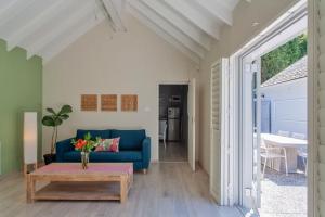 Spacious Barn style cottage in heart of Constantia