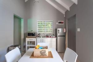 Spacious Barn style cottage in heart of Constantia