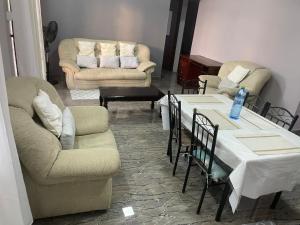 3 Bedroom Apartment with pool & 10 Mins from Beach