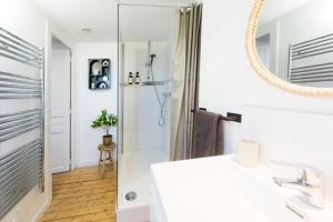 Comfort and Video Projector Close to Downtown