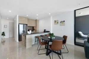 45th-Floor Luxury Suite with Panoramic Ocean Views in Meriton