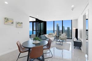 45th-Floor Luxury Suite with Panoramic Ocean Views in Meriton