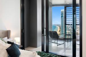 45th-Floor Luxury Suite with Panoramic Ocean Views in Meriton