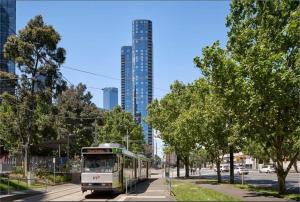 13D Abnb-Style Modern 2BR Apartment with Free Parking & Sauna near MCEC