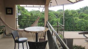 Quarto com varanda e cozinha e entrada independente