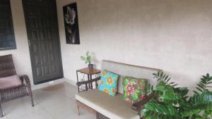 Quarto com varanda e cozinha e entrada independente