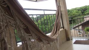 Quarto com varanda e cozinha e entrada independente