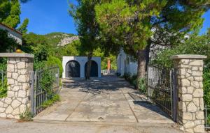 Beautiful Apartment In Klek With Wifi